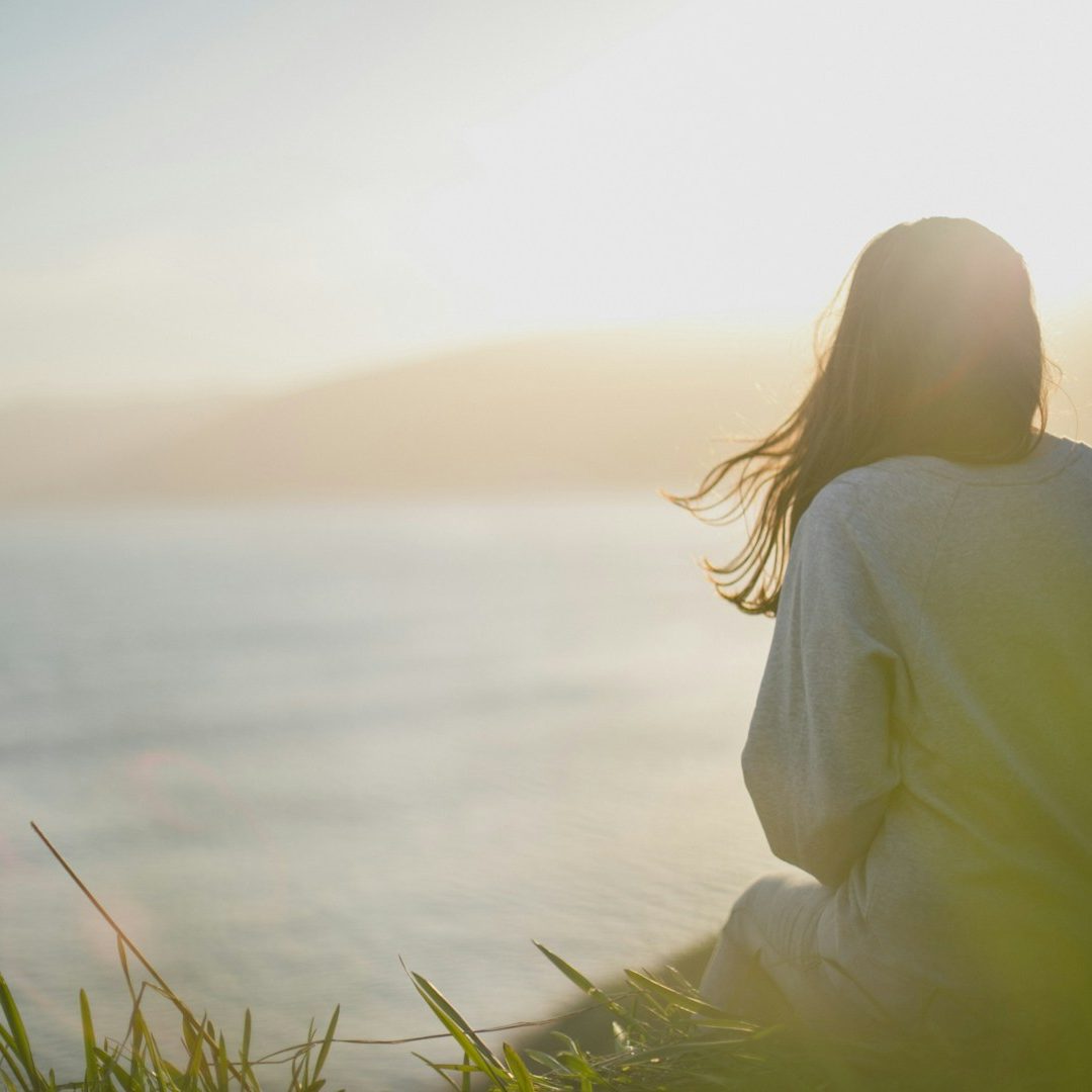 Kvinde der skuer mod horisonten, som symbol på den dybe indsigt og det nye perspektiv, man opnår gennem regressionsterapi.